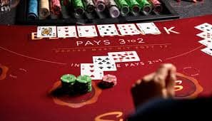 Antarmuka aplikasi mobile m777 casino menampilkan daftar meja Microgaming